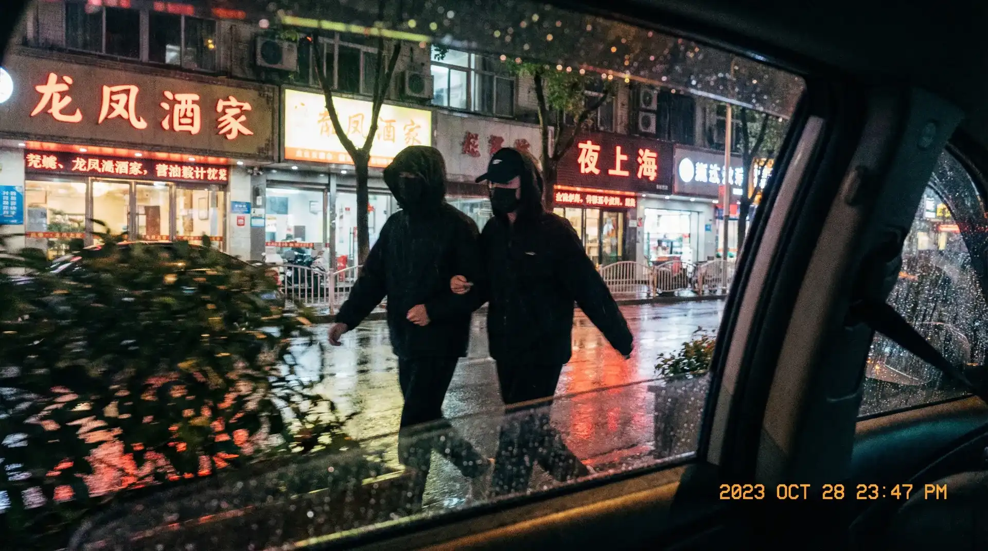 半岛体体育app - 顶流明星深夜密会现场抓拍照片
